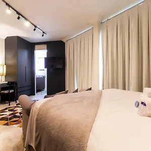 Localizado Dentro De Um Renomado Apartment *